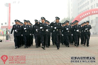 赞美警察的对联